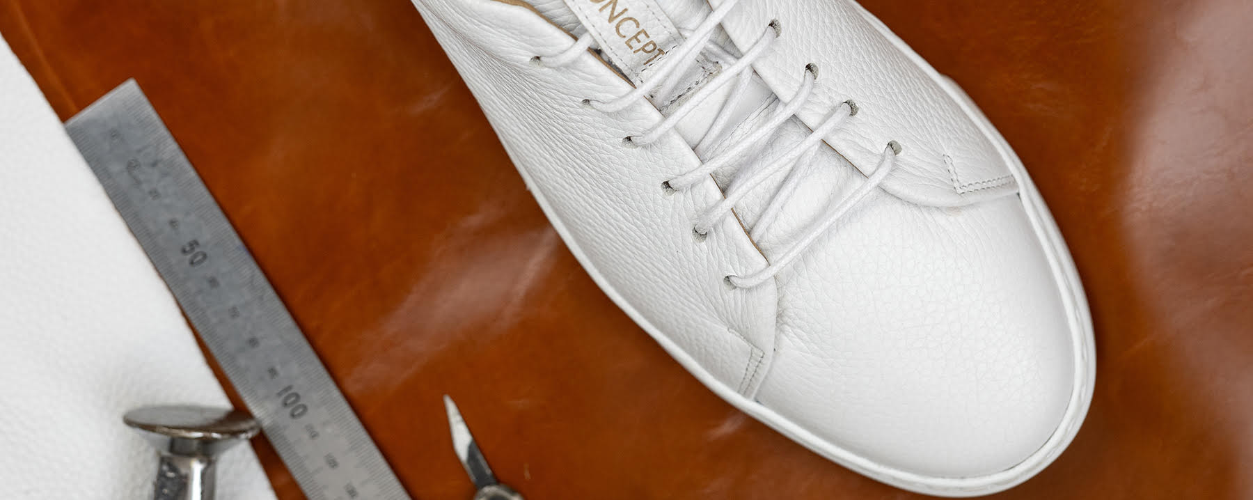 Antilop je bosanskohercegovačko preduzeće koje se bavi serijskom proizvodnjom muške i ženske modne i zaštitne obuće.